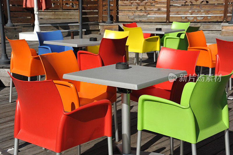 多色塑料餐桌和椅子- Chamonix，法国